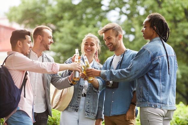 Drinken op vriendschap in het park