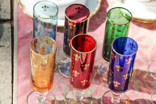 Foto drinkglazen in verschillende kleuren