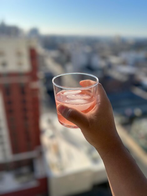 写真 ホテルのバルコニーの外で冷たい飲み物を飲んでいる