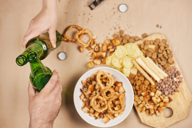 Foto bevendo birra. tavolo pieno di snack alla birra