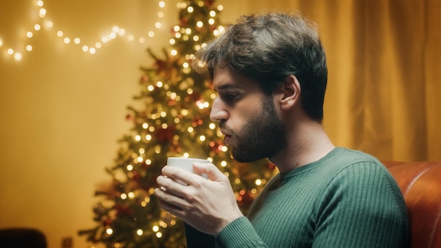 クリスマス気分でお茶を飲む