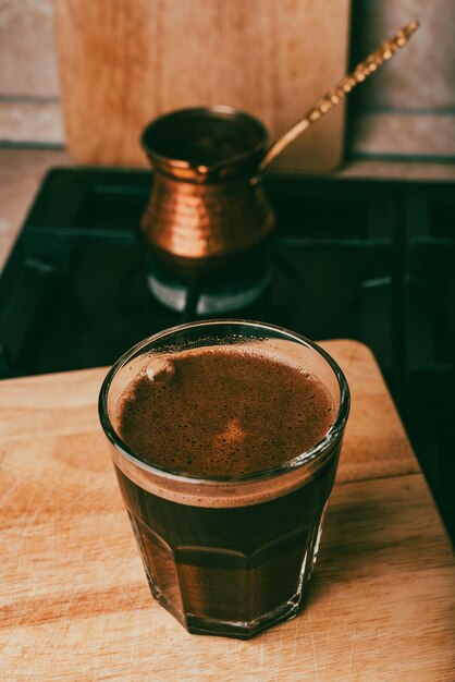 写真 ポットで煮たトルココーヒーを飲む