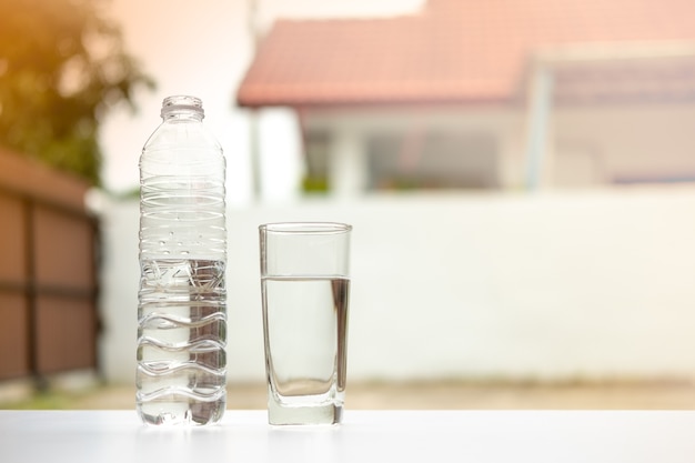 Питьевая вода в стекле и бутылке