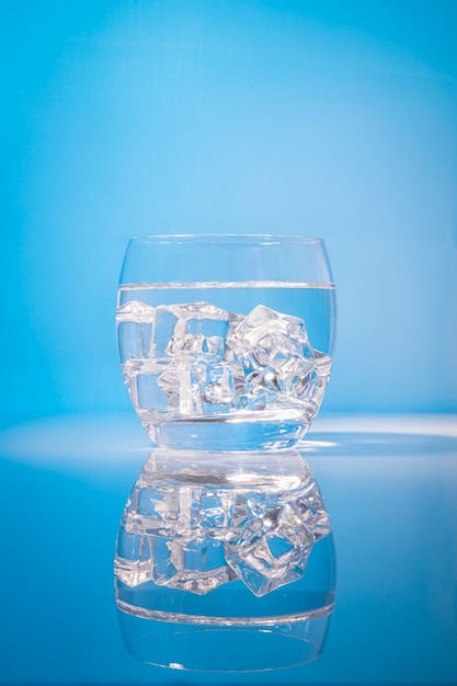 Питьевая вода со льдом