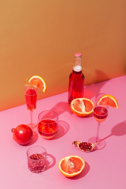 Фото Композиция из напитков и фруктов под высоким углом
