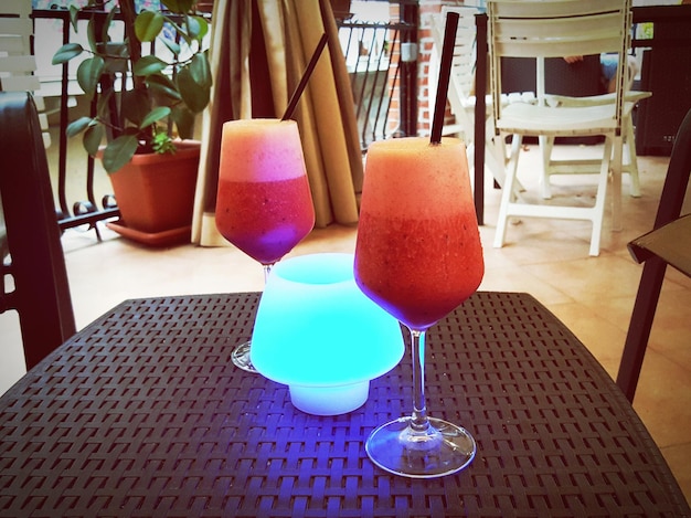 Foto bevande servite su tavolo da apparecchi di illuminazione illuminata