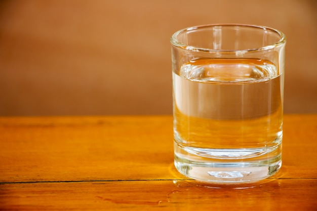 Drinkwater in een glas op een houten lijst