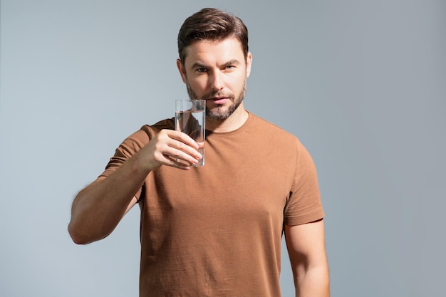Drinkwater Spaanse man geniet van zuiver vers mineraalwater dorst man houd glas aqua water gezond