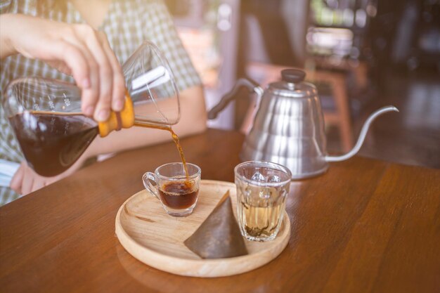 Foto caffè a goccia caffè caldo processo di preparazione manuale da parte di professionistipreparazione per la preparazione del caffè a gocce