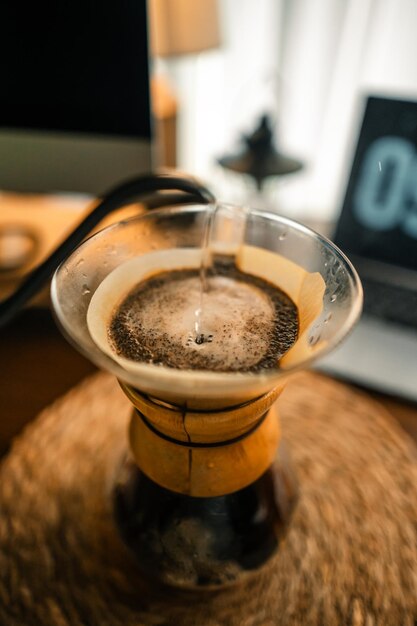 Foto gocce di caffè sul tavolo nella scrivania delle faccende domestiche