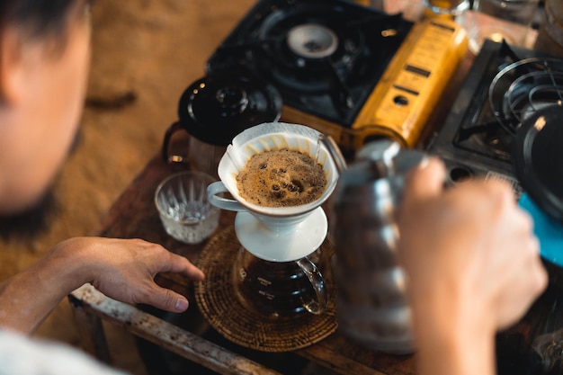 Foto caffè a goccia primo piano di caffè preparato a mano