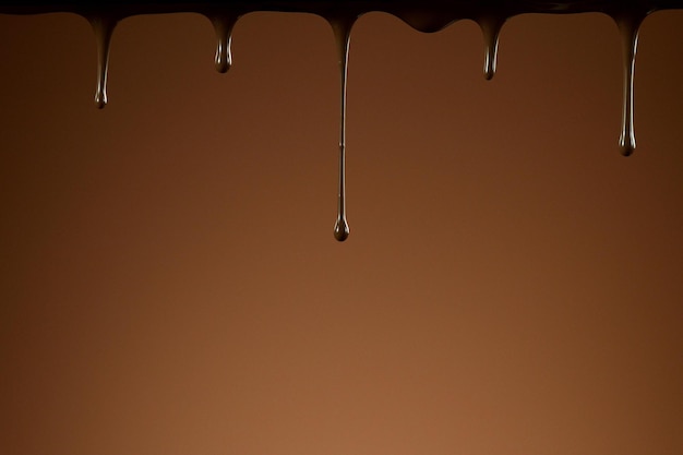 Фото Капля расплавленного шоколада на мягком фоне
