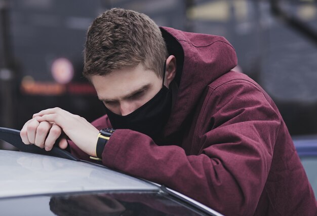 Driver in una maschera nera