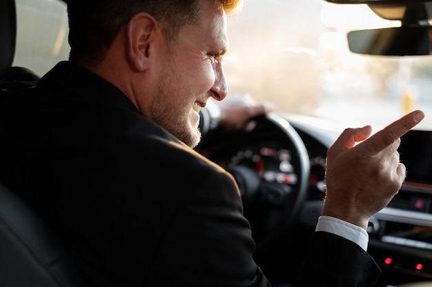 Photo driver dressed in elegant costume