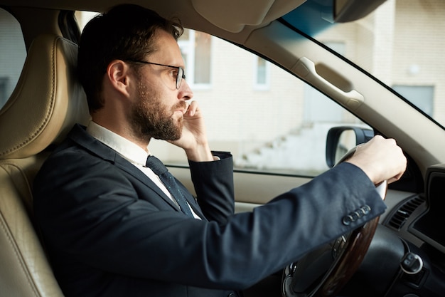 運転中に電話で話しているドライバー