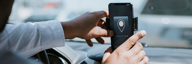 Driver using mobile phone for navigation