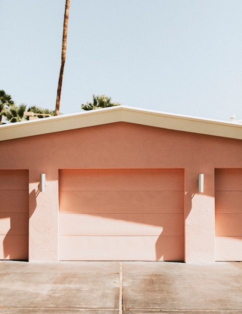 Photo driveway of a pink garage