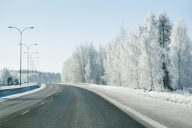 雪の降る冬のラップランド、ロヴァニエミ、フィンランドの私道