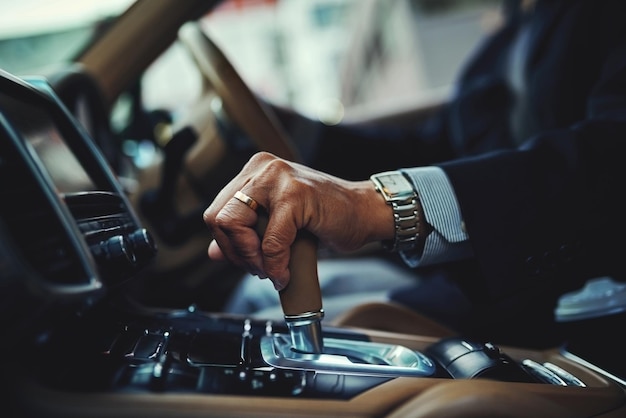 Фото Вождение автомобиля и передача рукой человека для ручной транспортировки и двигателя роскошный тест-драйв и безопасность с крупным планом водителя-мужчины в автомобиле для поездок на работу и автомобильной трансмиссии
