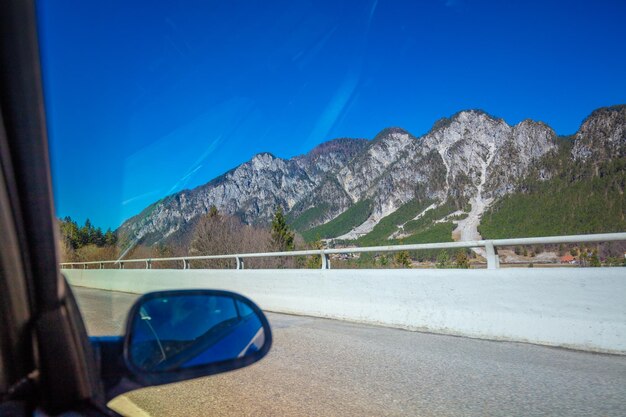 山道で車を運転する山脈の車からの眺め