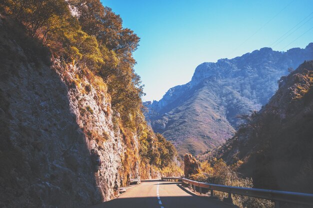 国立公園ピコスデエウロパの山の曲がりくねった道で車を運転する。スペイン、カンタブリア