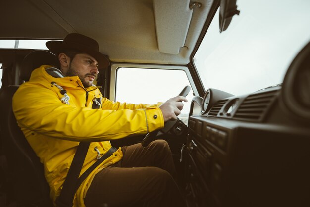 アイスランドの道を運転し、アイスランドでツアー