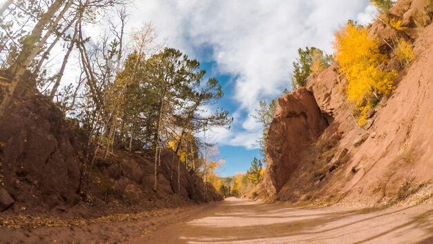 Guidare su piccole strade sterrate di montagna da colorado springs a cripple creek in autunno.