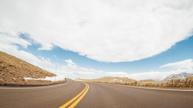 Rocky Mountain National Park의 시즌 개막 주말에 Trail Ridge Road에서 운전.