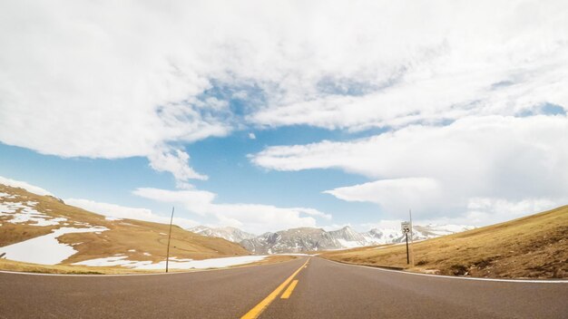 Rocky Mountain National Park의 시즌 개막 주말에 Trail Ridge Road에서 운전.