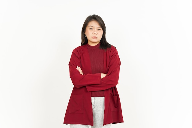 Droevig gebaar van mooie Aziatische vrouw die rood overhemd draagt dat op witte achtergrond wordt geïsoleerd