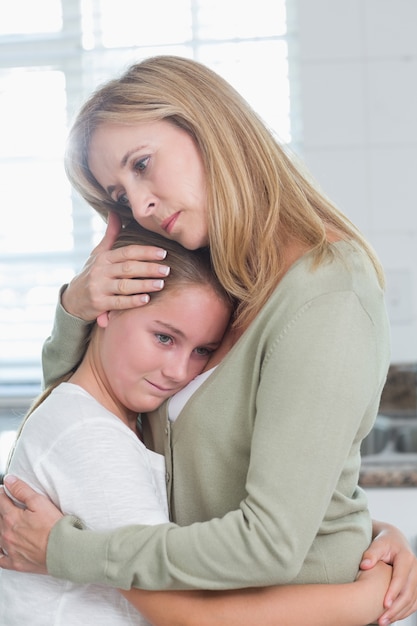 Droevig meisje dat haar moeder koestert