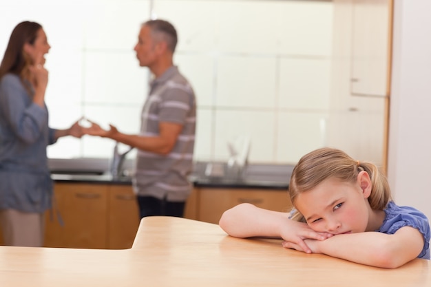 Droevig meisje dat haar ouders passend hoort