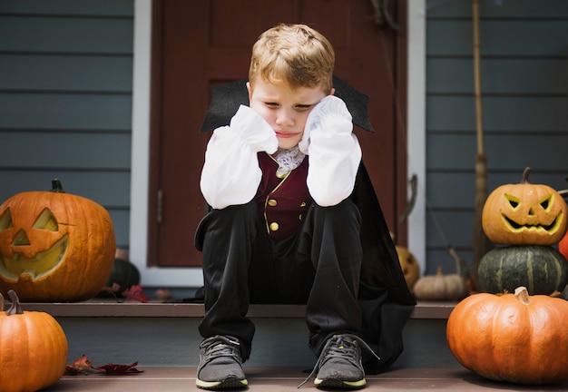 Droevige jongen in een halloween-kostuum