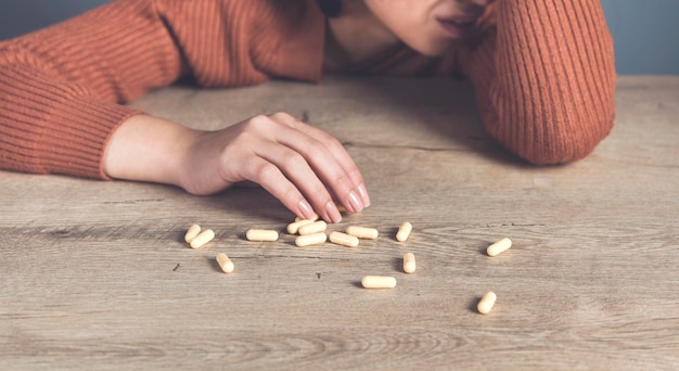 Droevige vrouw handtabletten