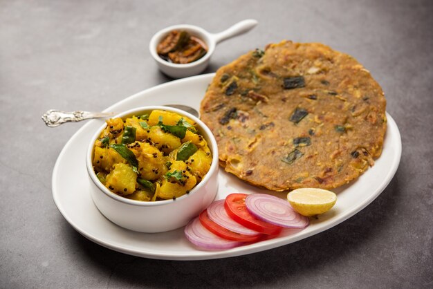 Droge Aardappel Groentebakrecept met Ui of Pyaj Paratha, geserveerd met mango augurk of achar. Indiaans eten