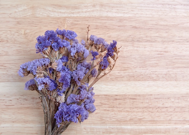 Foto droge bloem op het houten bord