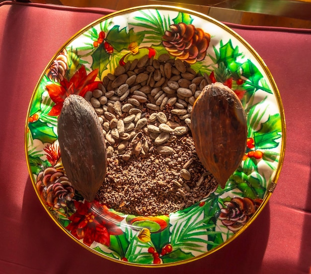 Droge chocoladecacao en zijn fruit op een bord op Roatan Island Honduras