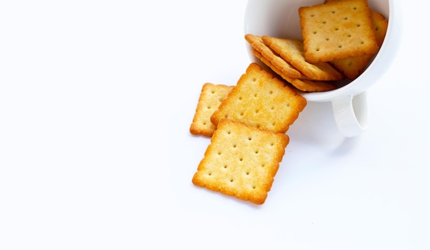 Droge crackerkoekjes op witte achtergrond