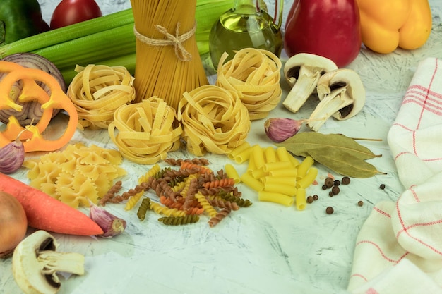 Droge en cheesy pasta met groenten op tafel