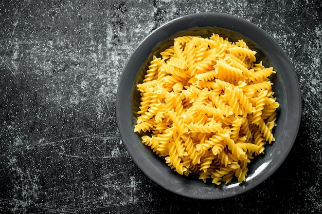 Droge fusilli pasta in een kom