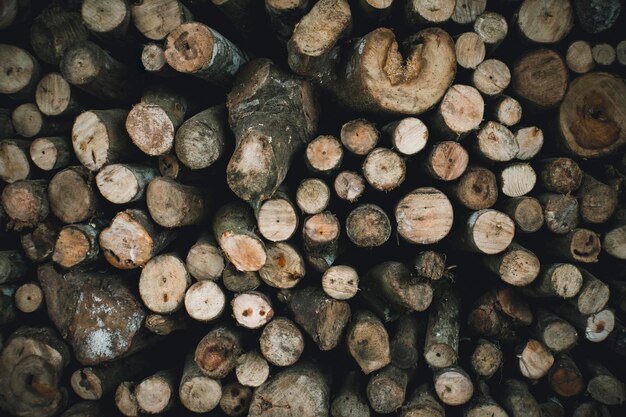 Droge gehakte brandhout logs klaar voor de winter