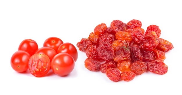 Droge geïsoleerde tomaat en rode kersentomaten