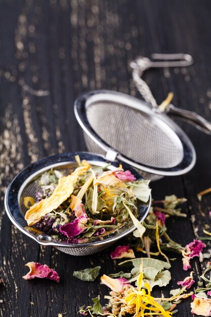 Foto droge herblal thee lag op houten tafel