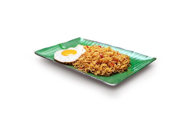 Droge Instant Noodle Maleisische stijl maggi goreng mamak of pittige droge curry instant noedels met zonnige kant naar boven ei met witte achtergrond