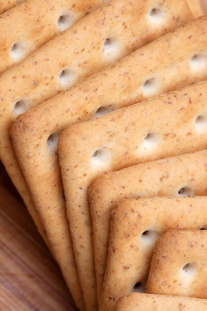 Droge koekjes op tafel