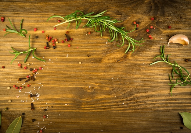 Droge kruiden op houten tafel