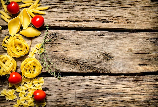 Droge pasta met kerstomaatjes en kruiden.