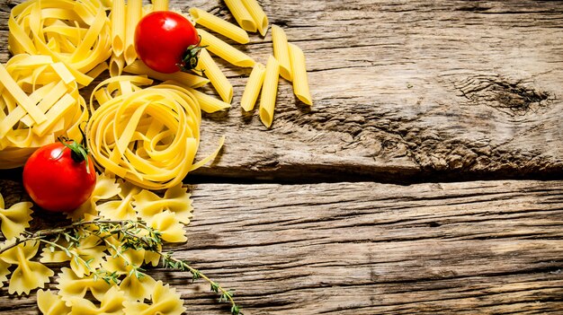 Droge pasta met kerstomaatjes en kruiden.