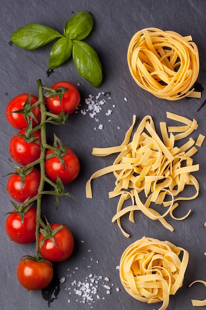 Droge pasta met tomaten