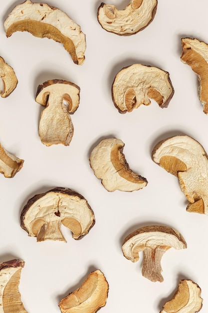 Droge plakjes eekhoorntjesbrood als achtergrond voor de textuur van het gastronomische voedselingrediënt van bosboletus